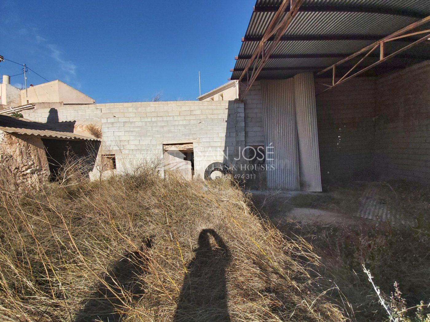 INMOBILIARIA SAN JOSE VENDE CASA CUEVA CON TERRENO EN LA PARTIDA DEL ALGAYAT EN LA ROMANA
