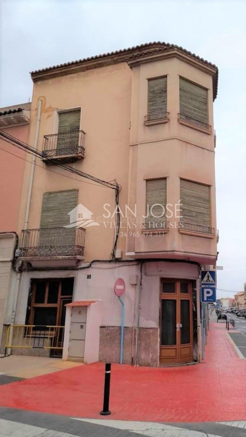 SE VENDE EDIFICIO PARA REFORMAR EN PLENO CENTRO, JUNTO A LA PLAZA DE ESPAÑA EN NOVELDA, ALICANTE