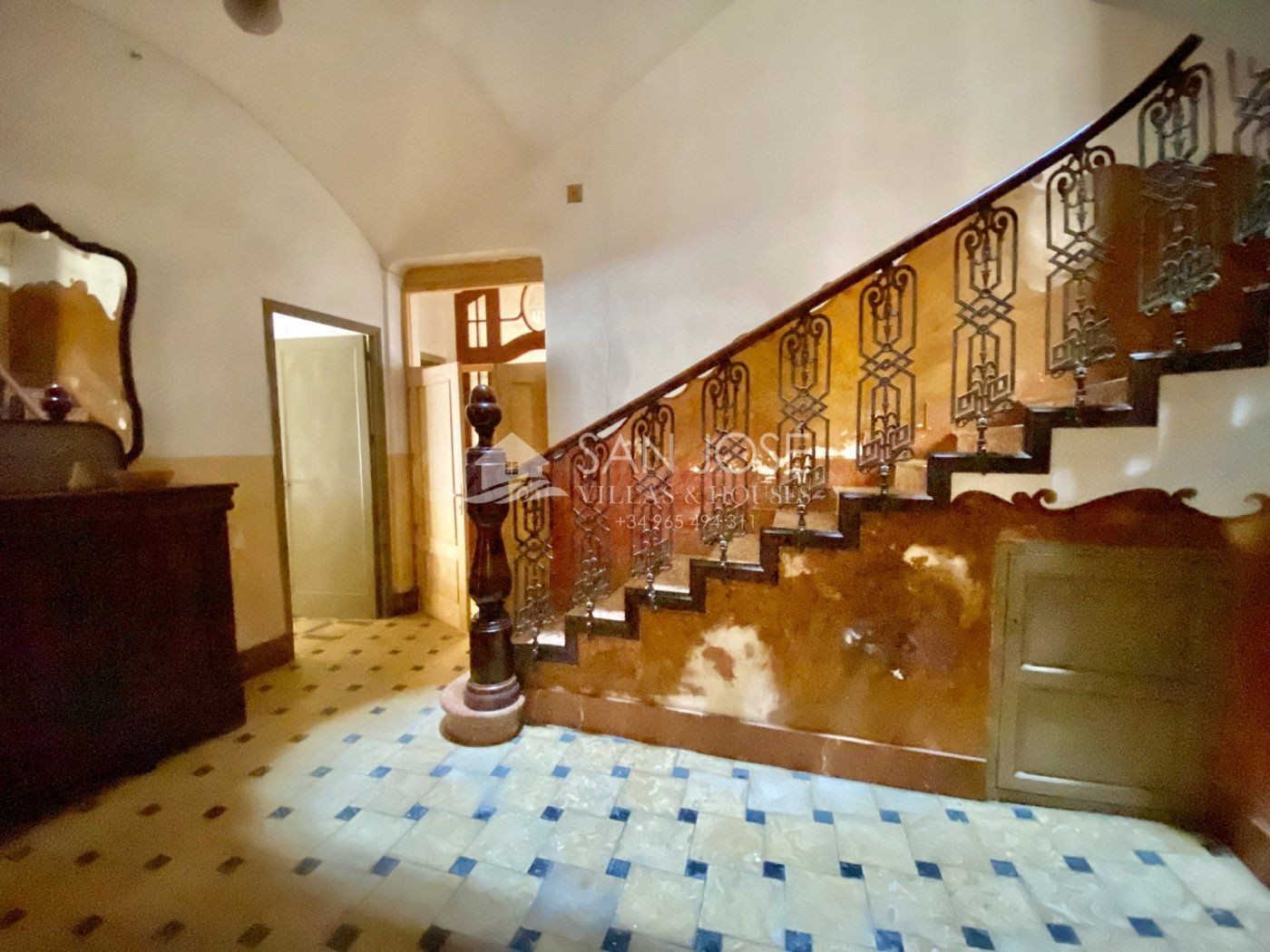 CASA HISTÓRICA EN EL CENTRO DE ASPE SITUADA EN LA PLAZA MAYOR FRENTE A LA BASÍLICA