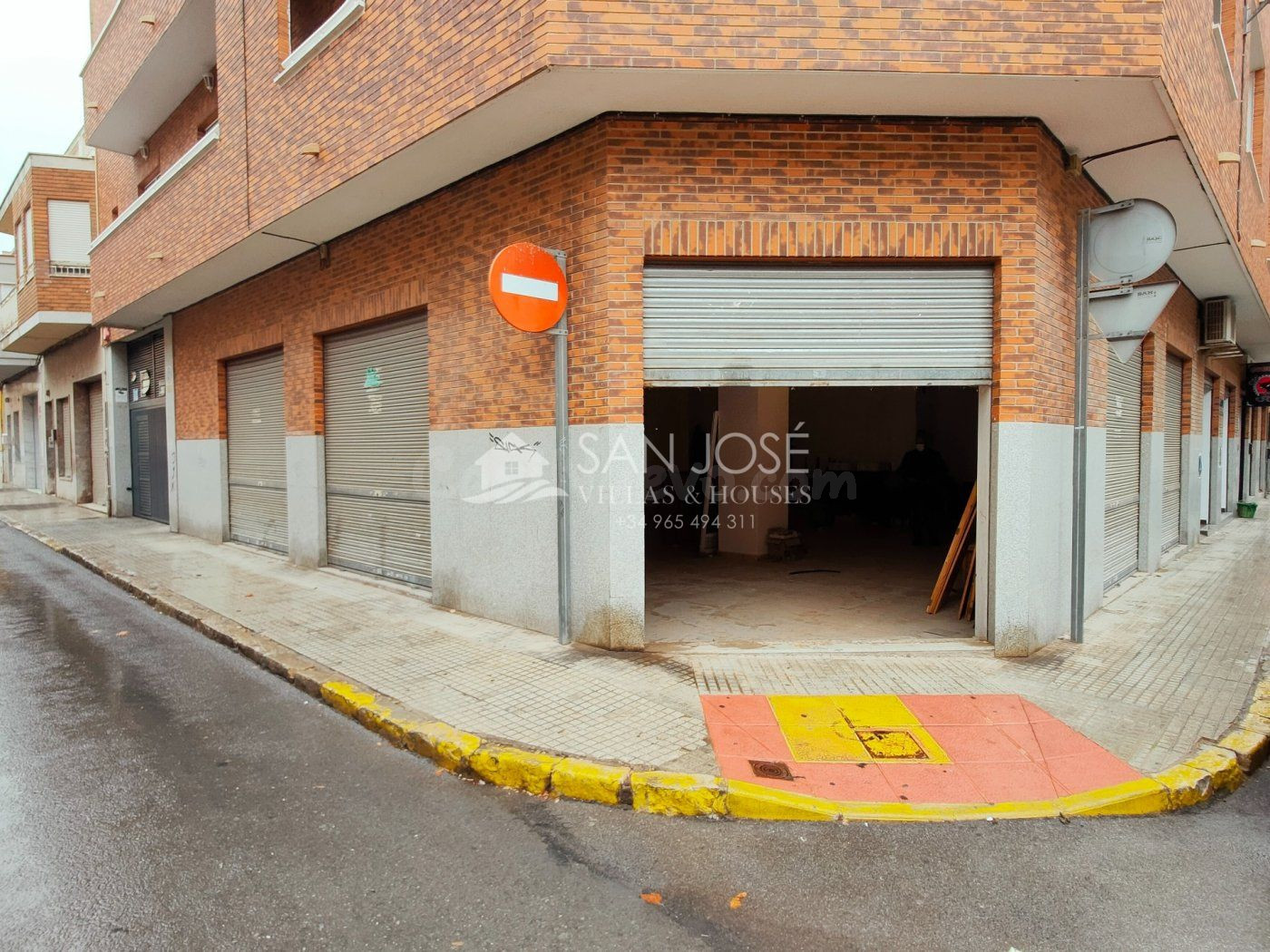 SE ALQUILA LOCAL DIAFANO QUE HACE ESQUINA TODO EXTERIOR EN BUENA ZONA DE ASPE