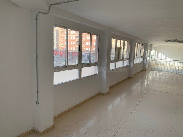 ESTUPENDO ENTRESUELO COMERCIAL EN ALQUILER MUY LUMINOSO Y AM - foto 5
