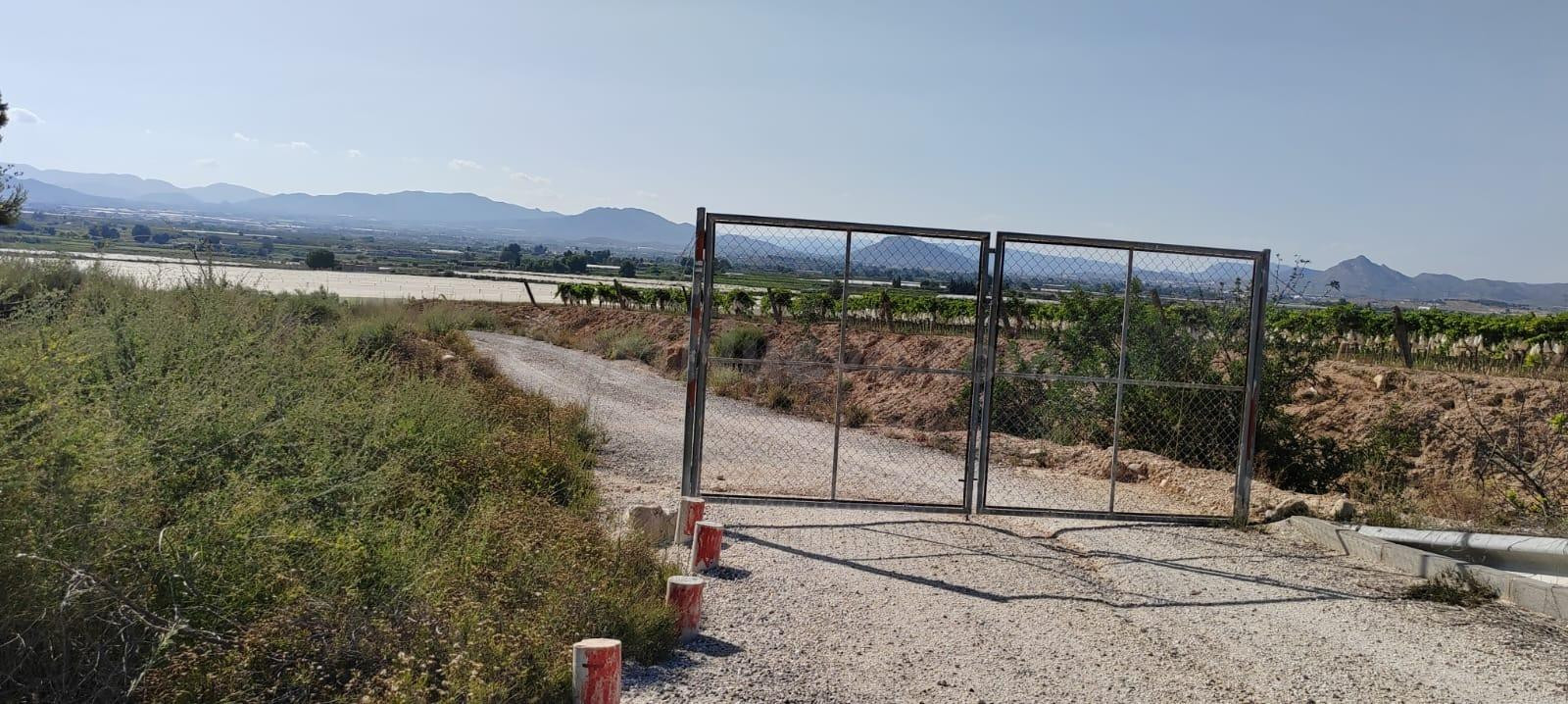 se vende terreno rustico pegado al pueblo ,con luz y agua potable en la entrada del campo