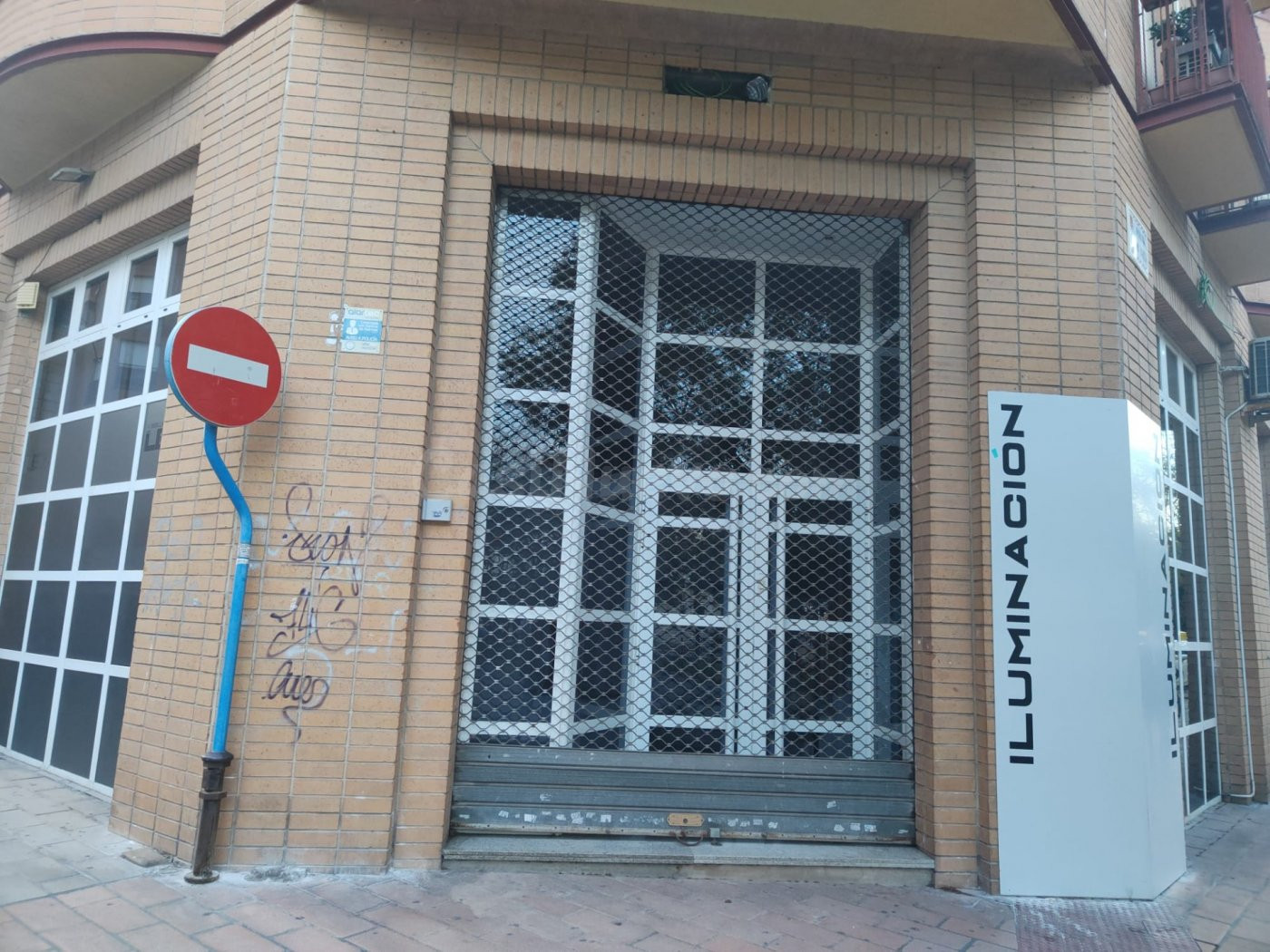 SE ALQUILA LOCAL FRENTE HOSPITAL DE ALICANTE , IDEAL PARA CLINICA O SIMILAR