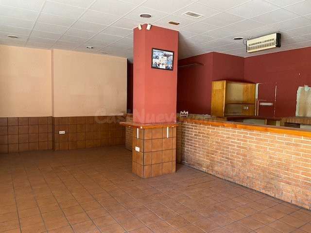 Alquiler local comercial en San Antón, 100m2., esquina, mucha fachada