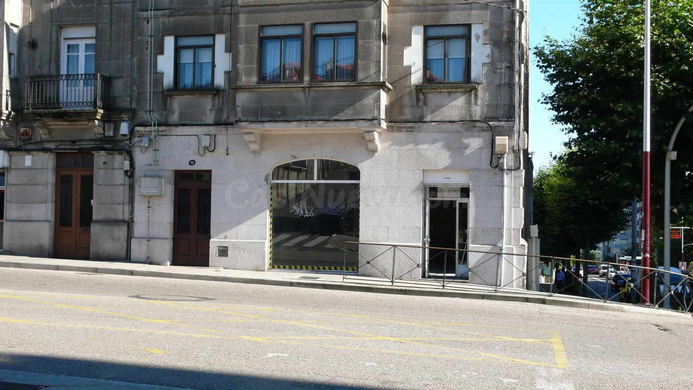 Amplio local comercial en esquina de Ramón Nieto y Emilio Martínez, Vigo