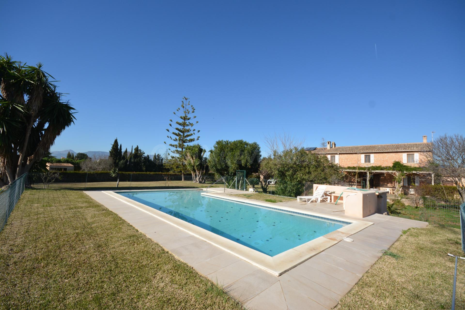Rústica con jardines, piscina y vistas a la Sierra de Tramuntana – Marratxí