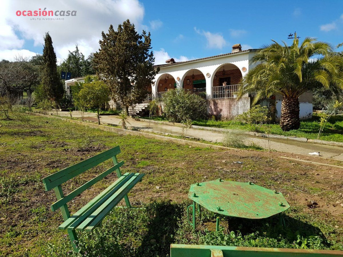 FINCA DE ENCINAS CON CORTIJO Y NAVES - foto 2