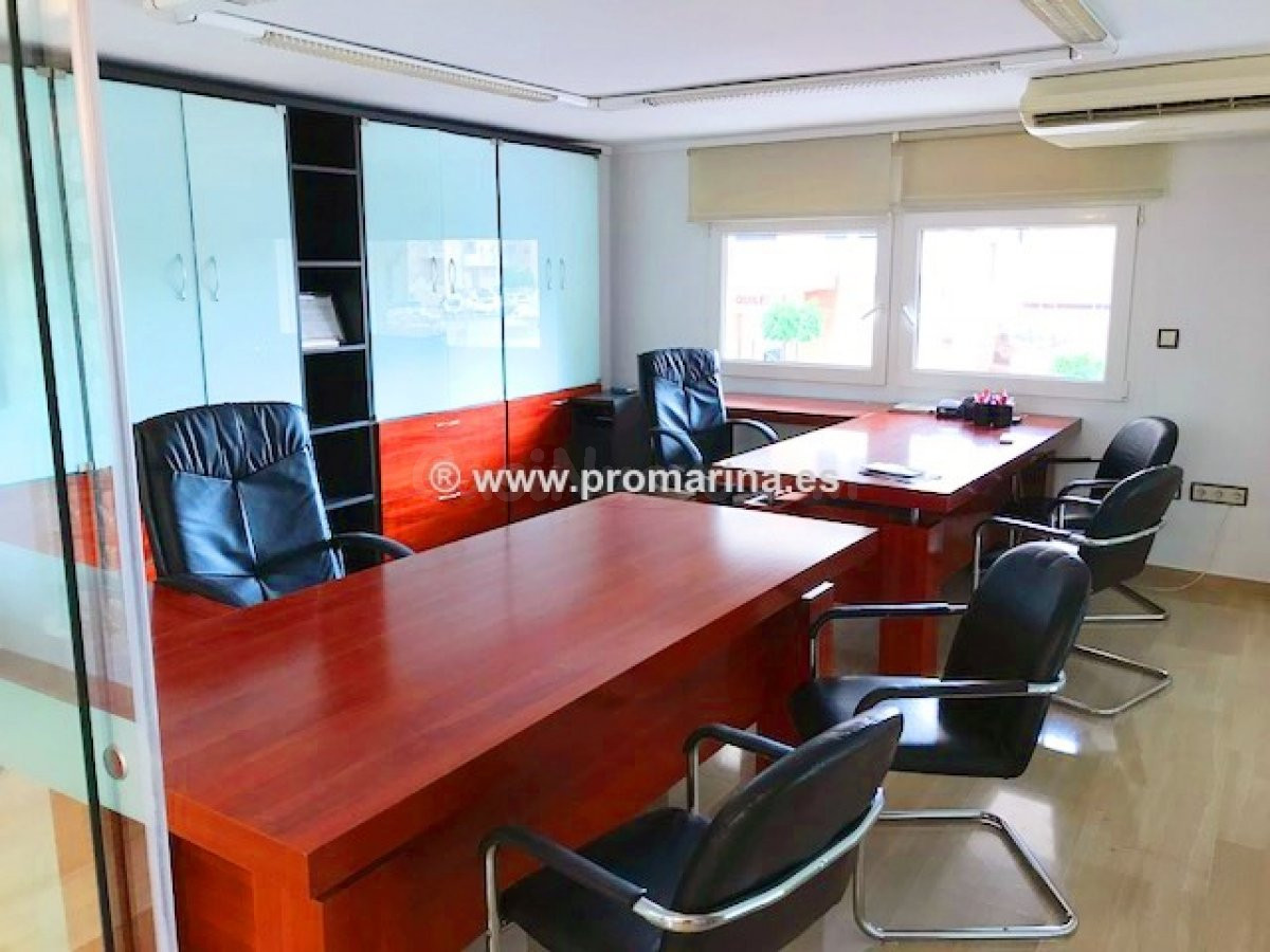 Estupendo Local comercial con entrada representativa