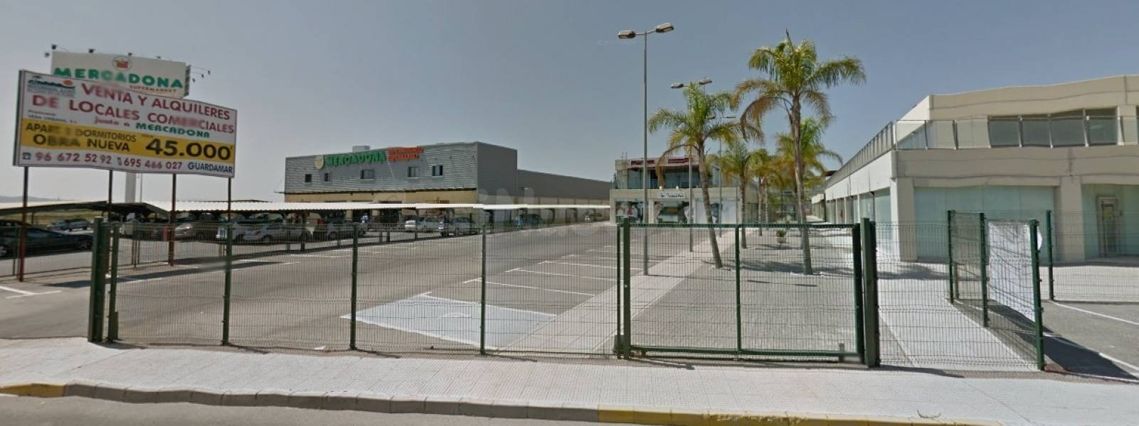 Se venden y se alquilan locales comerciales en zona de mucha