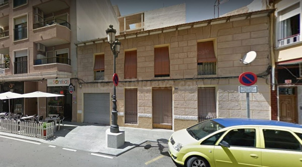 Se vende casa de gran tamaño en la principal arteria de Guardamar