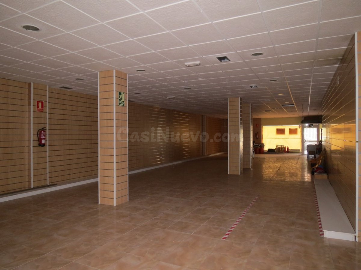 300 m2 LOCAL COMERCIAL CON POSIBILIDAD DE DIVISION BUSCAN EMPRESARIO QUE LO MANTEGA UNIDO
