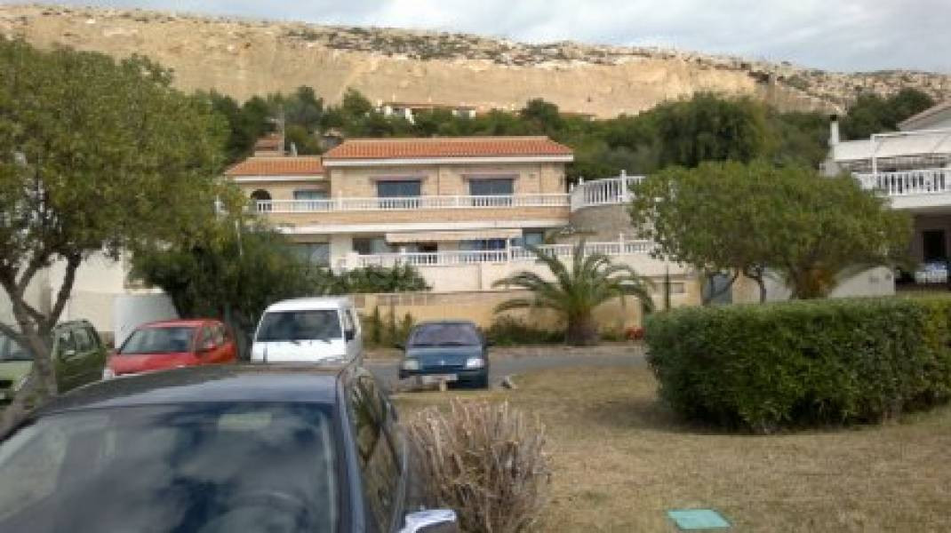 500 m2 DE CHALET + 765 m2 DE PARCELA -- POSIBILIDAD DE CONVIVIR INDEPENDIENTES TRES FAMILIAS