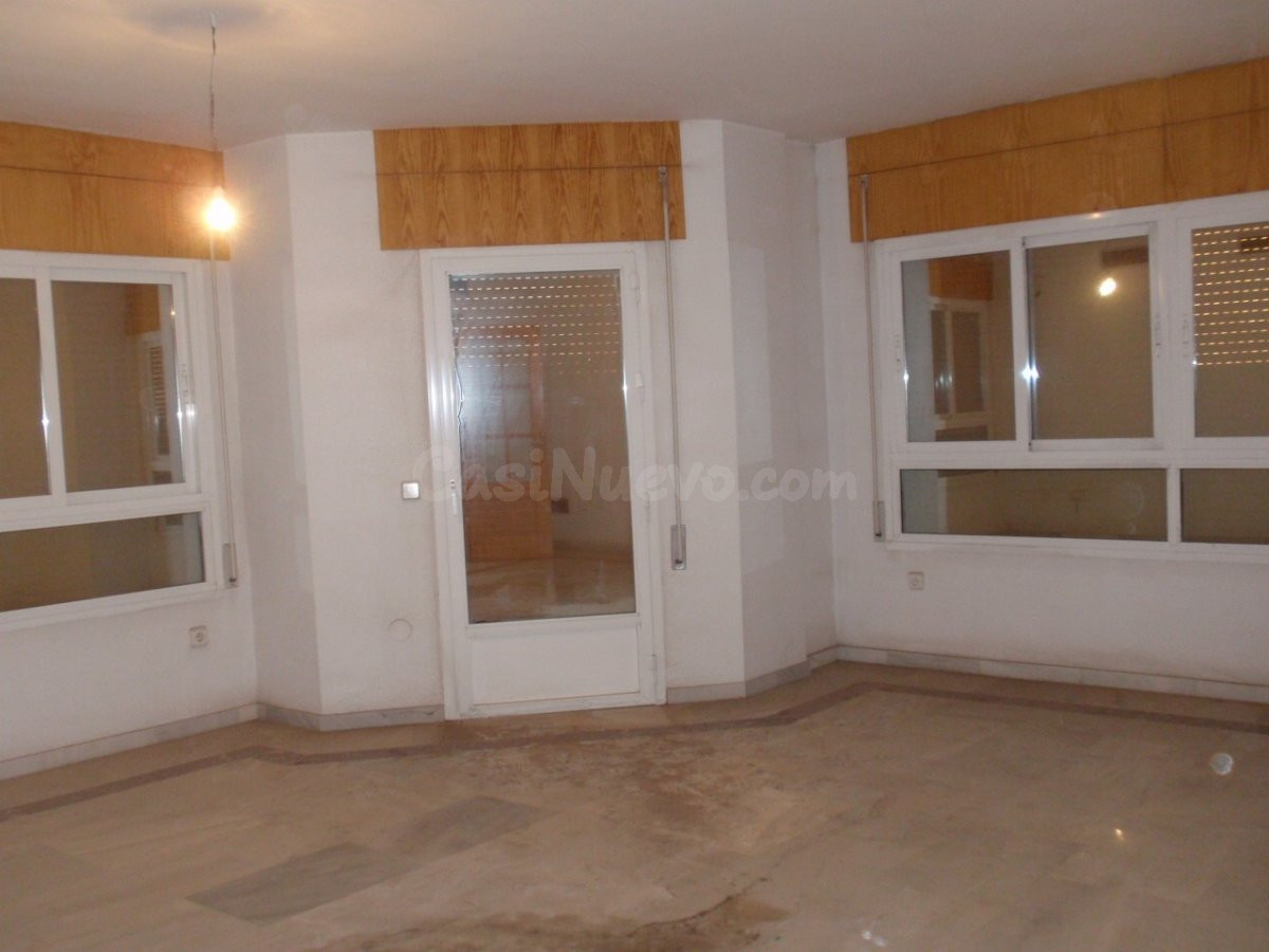 190 m2 DE VIVIENDA + 2 GARAJES SITUADA EN PLENO CENTRO DE EL EJIDO CON VISTAS AL BULEVAR.