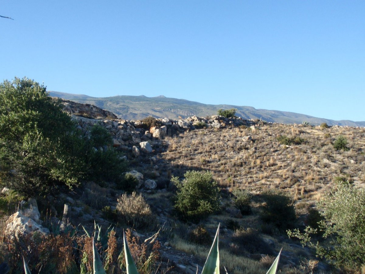 Pintoresco terreno con cortijos a rehabilitar. Desde 6400 m2