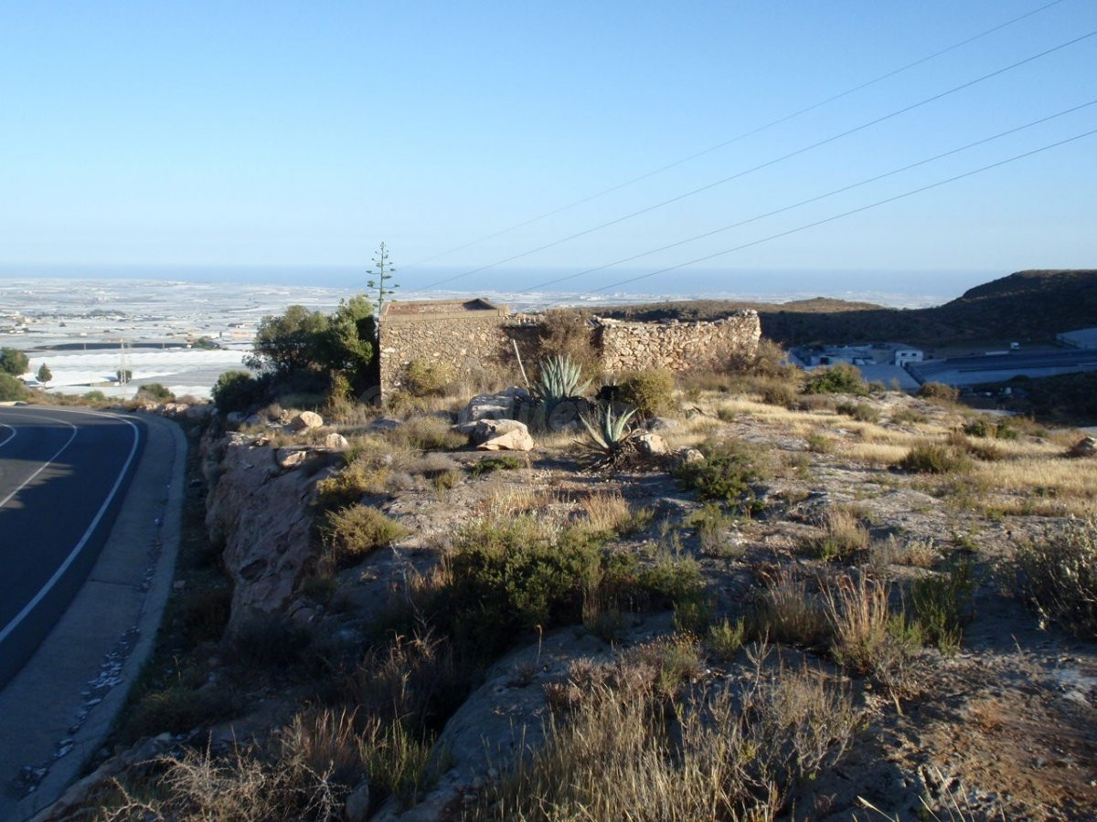 Pintoresco terreno con cortijos a rehabilitar. Desde 6400 m2 - foto 5