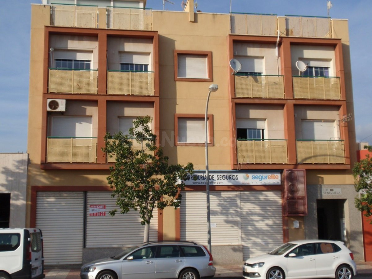 LOCAL COMERCIAL DE 94 m2 EN ROQUETAS DE MAR -- DIAFANO