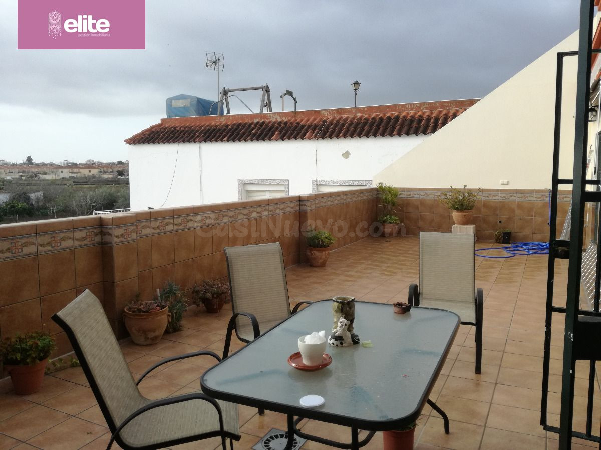 MAGNIFICA CASA CON LOCAL Y PATIO ZONA NORTE
