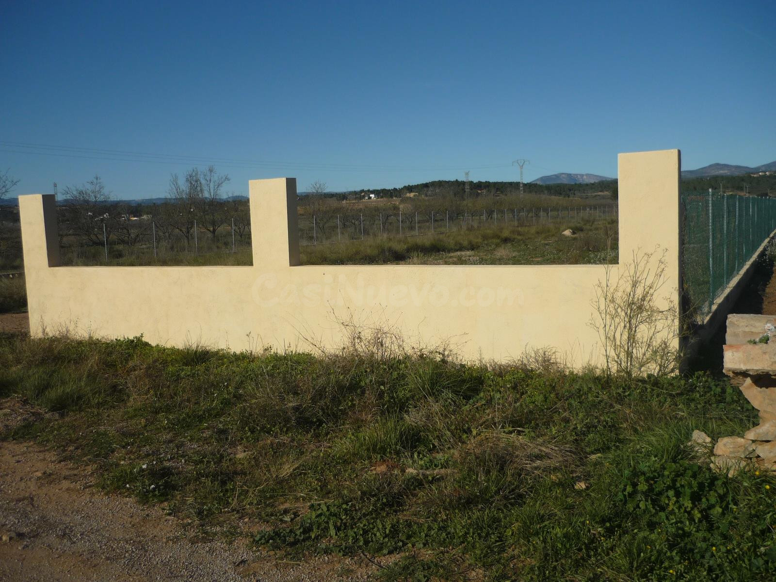 finca vallada con agua de riego