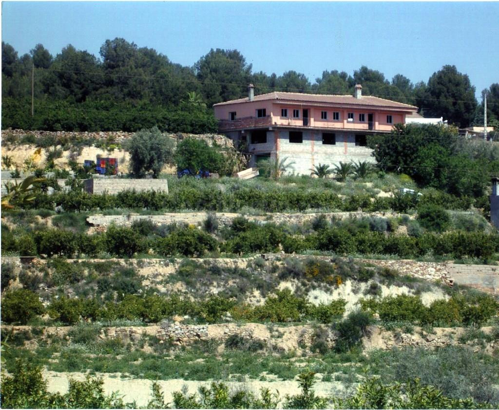FINCA RÚSTICA. 35 HANEGADAS130,000 METROS APROXIMADOS, 2 LAGOS DE 10 A 15 MILLONES DE LITROS APROXIMADAMENTE1 BALSA DE RIEGO 74 ACCIONES DE AGUA POZO PEDRIZAS8 PUERTASBALSA DE RIEGO