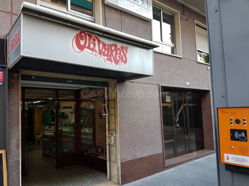 Local comercial en Gandia: 108 m² con escaparate y almacén en zona céntrica