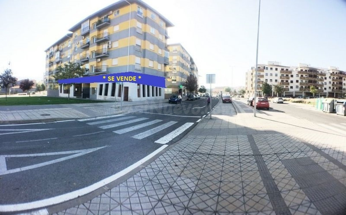 Local Comercial de Esquina con 71m de Fachada a 3 Calles