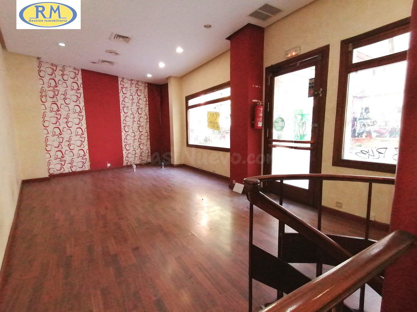 Vende local comercial en pleno centro de Cáceres con 2 plantas y cochera