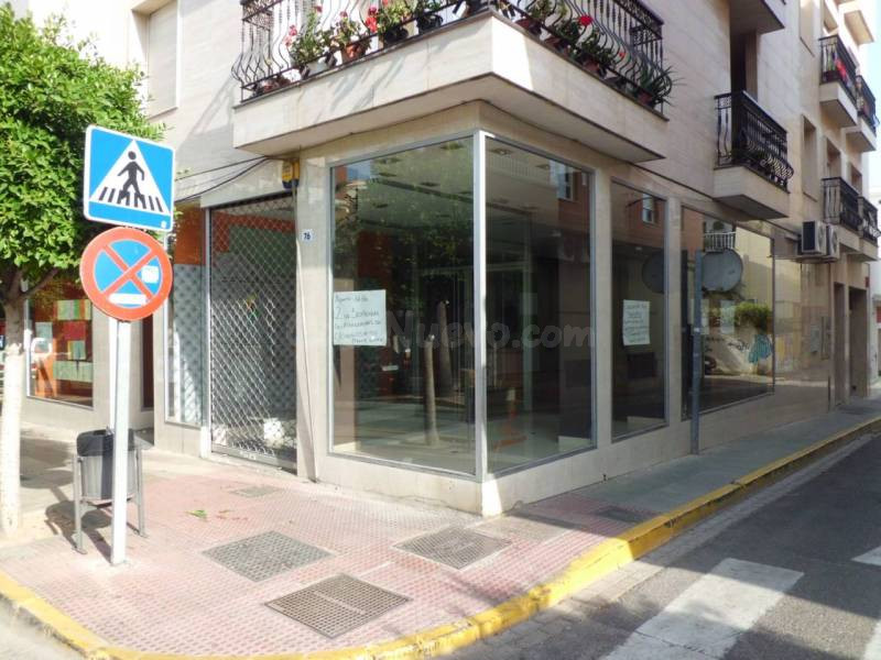 Local comercial nuevo en alquiler en El Ejido – 140 m² con escaparate y acceso independiente