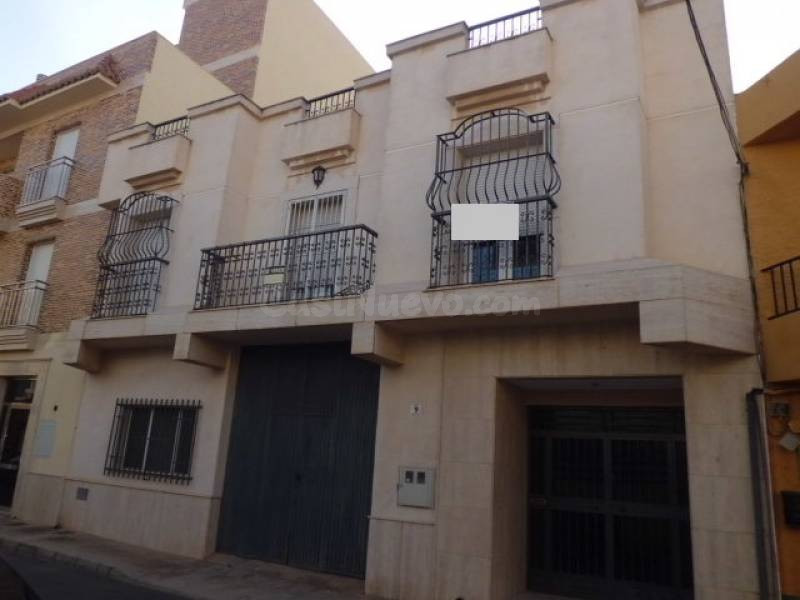 Vivienda sobre almacen de nueva construcción en venta