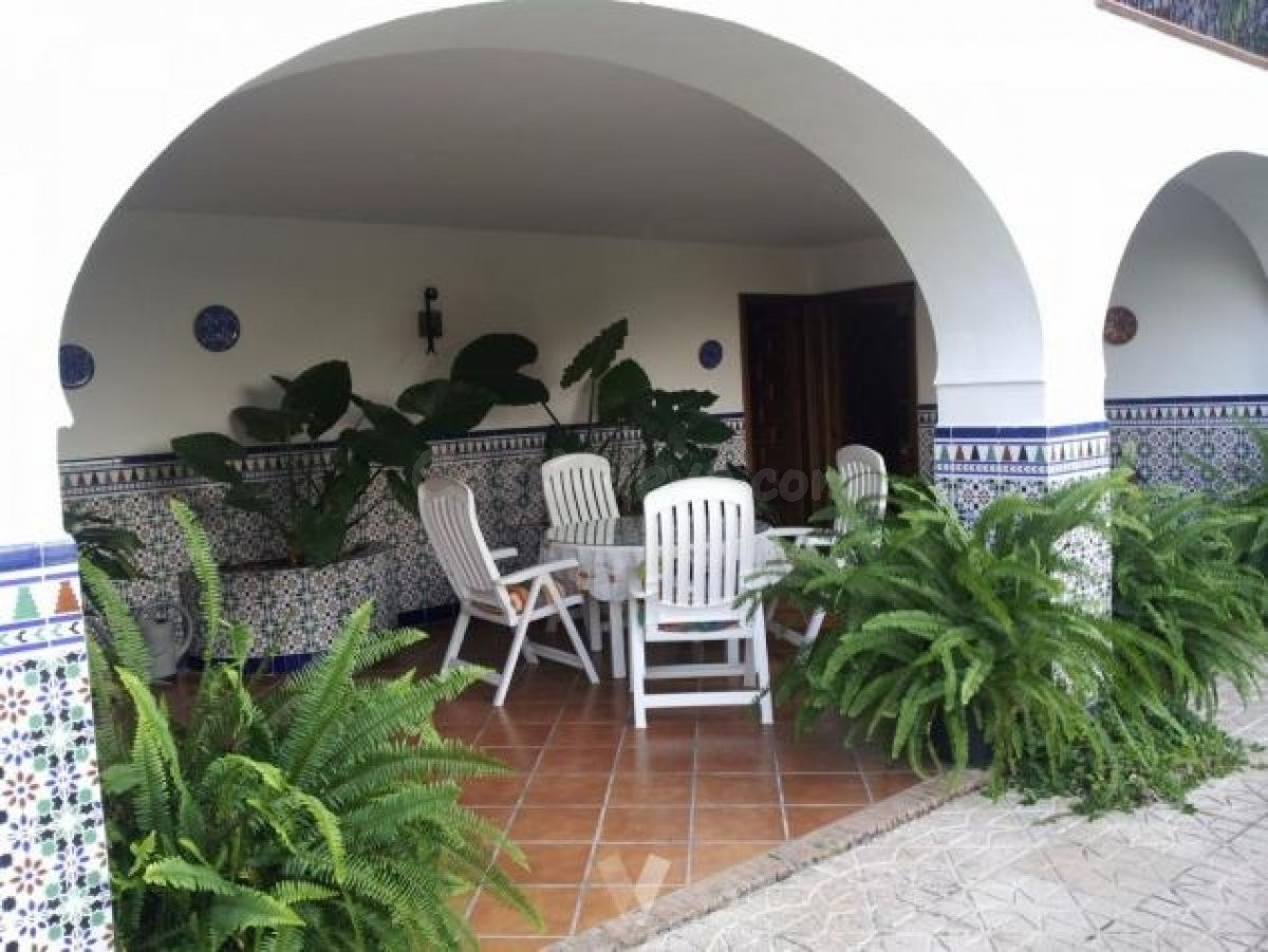 GRAN CASA URBANIZABLE MUY BIEN SITUADA - foto 4