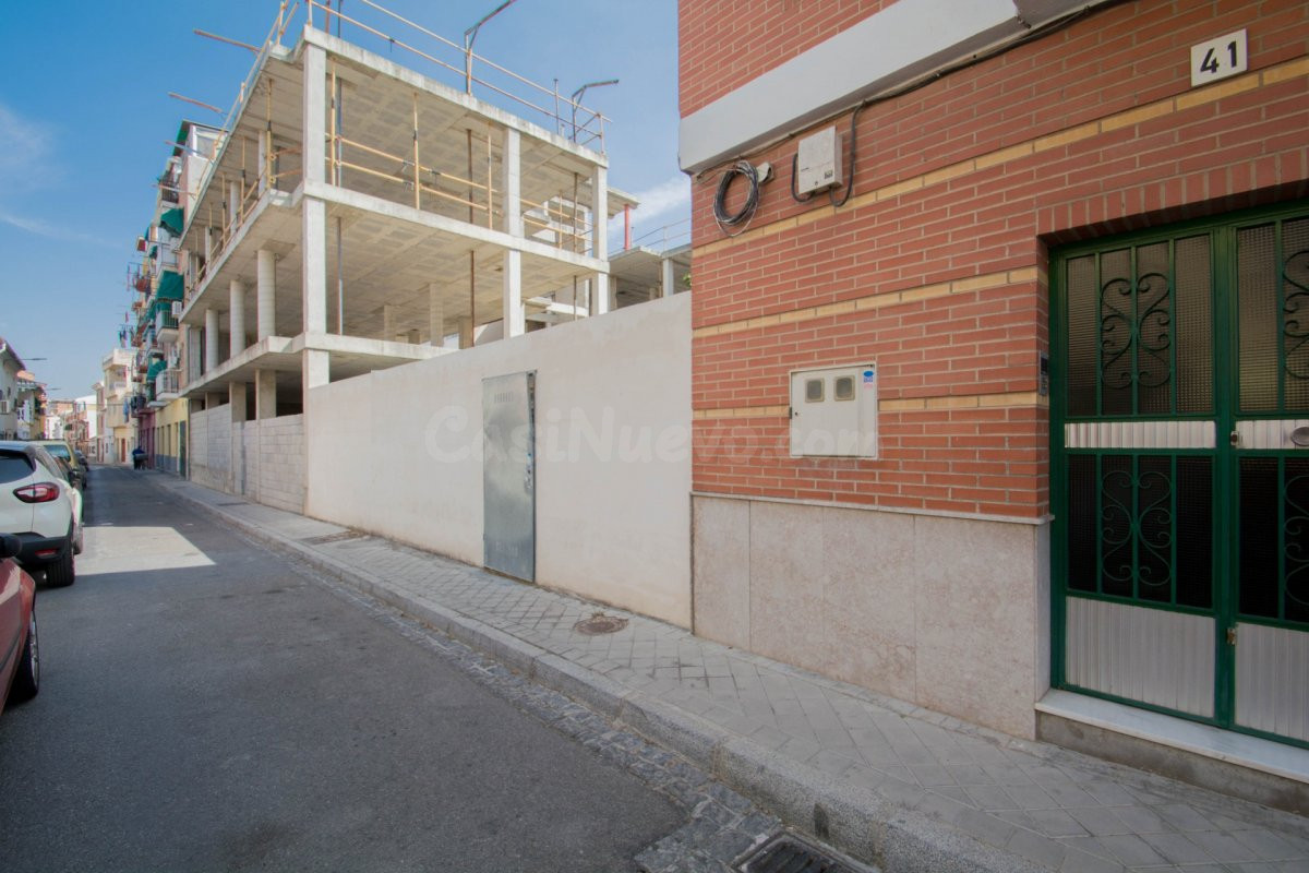 Solar junto al PTS para tres apartamentos con trasteros