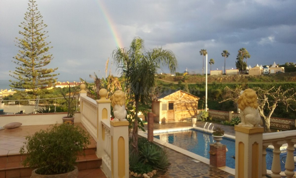 Chalet con grandes terrazas, piscina y apartamento.
