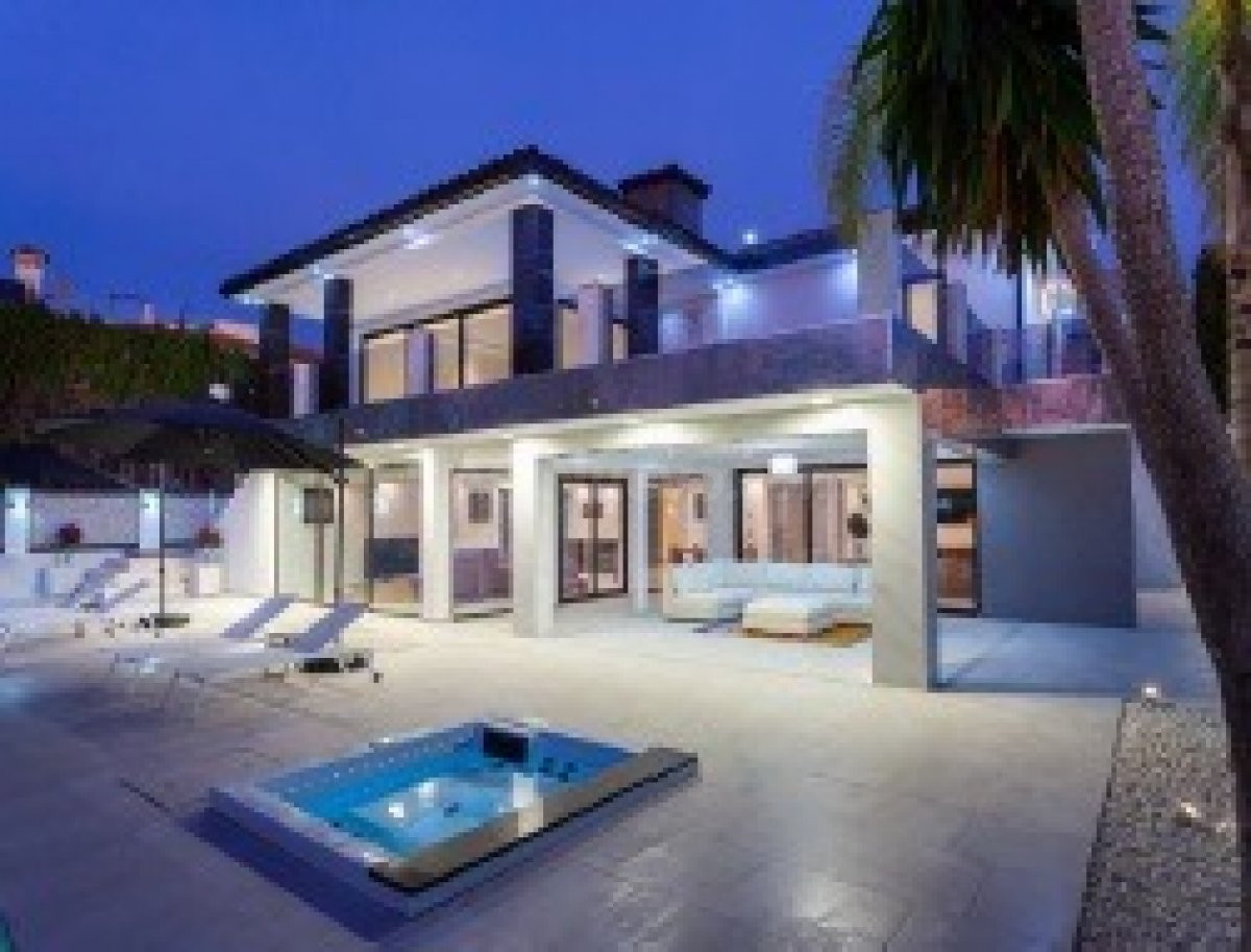 Villa Moderna en Playa Los Monteros!