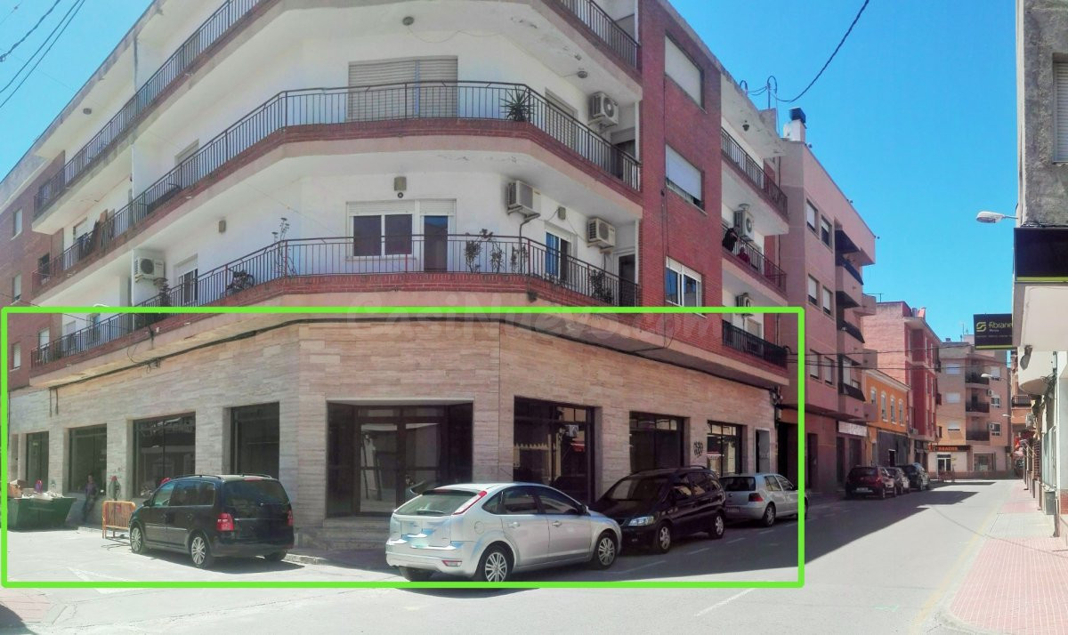 VENTA O ALQUILER Local con plazas de aparcamiento en Cabezo 
