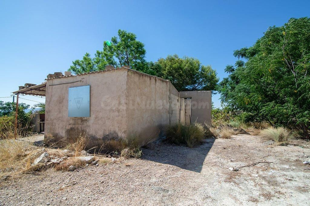 Terreno con edificación en Abanilla