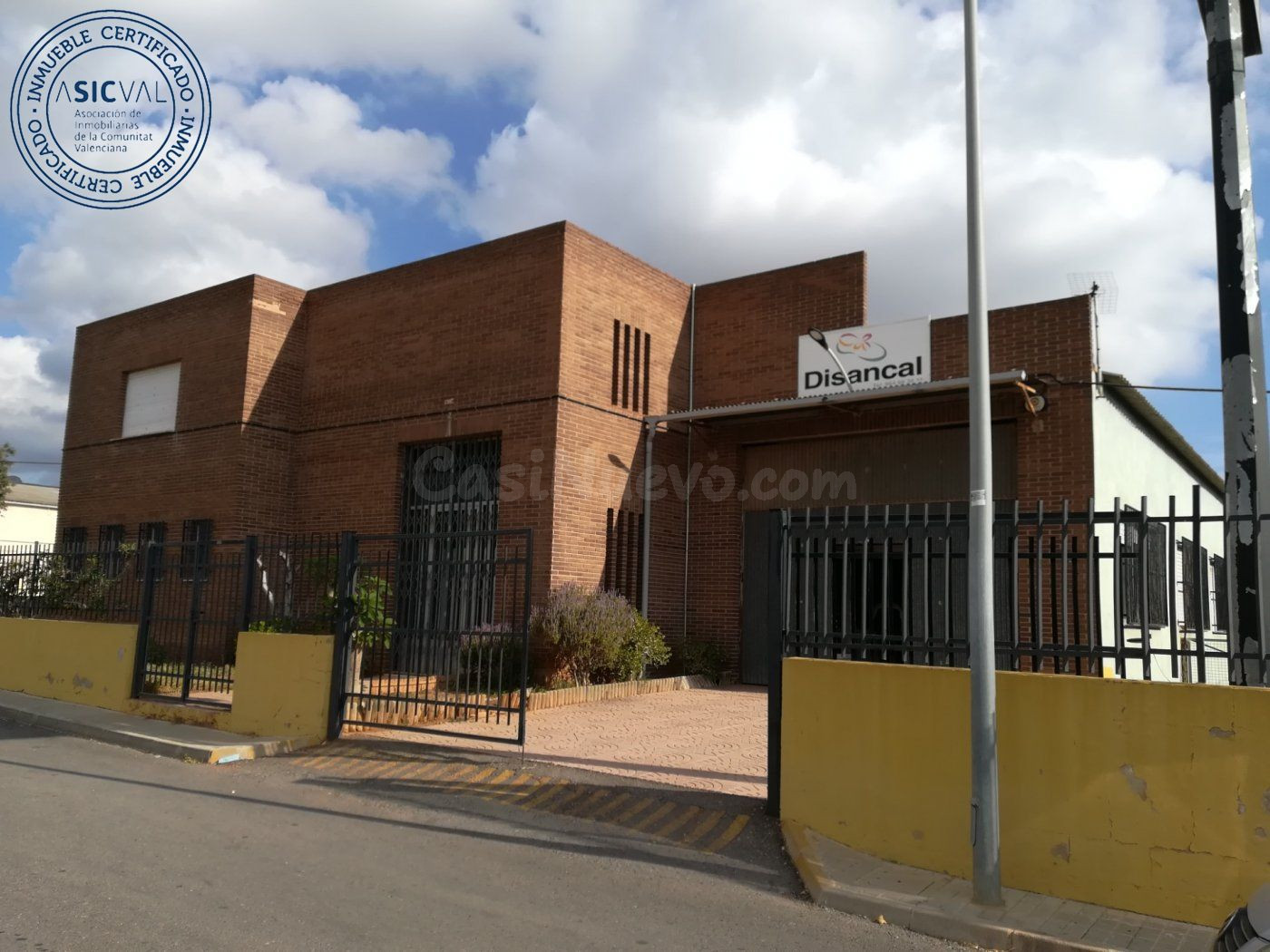 NAVE EN PRIMERA LÍNEA COMERCIAL EN VENTA