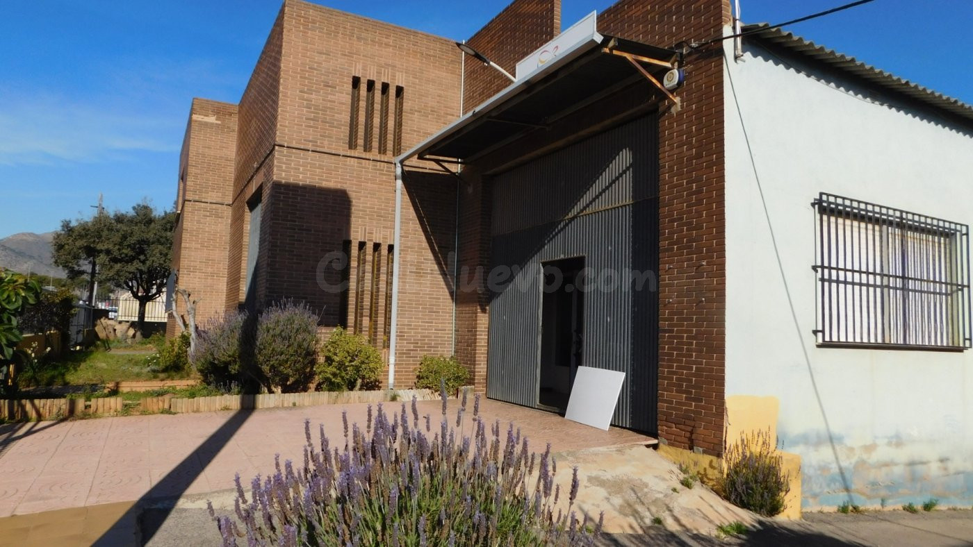 NAVE EN PRIMERA LÍNEA COMERCIAL EN VENTA - foto 2