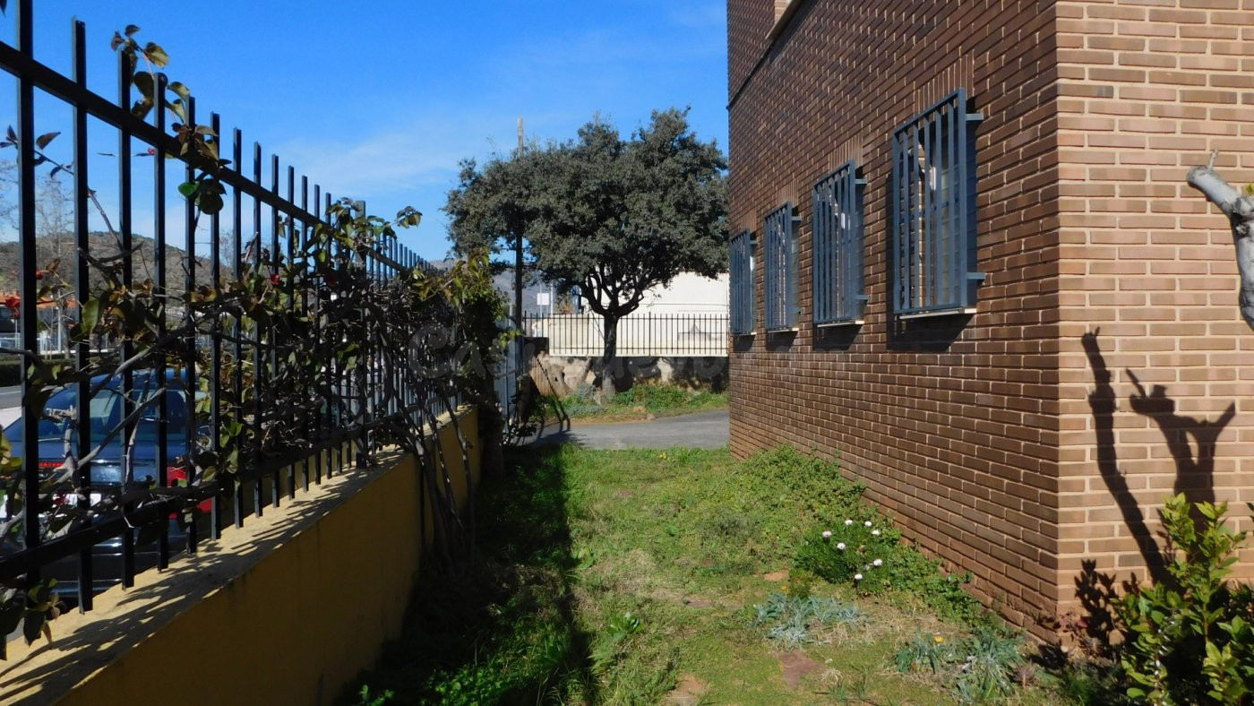NAVE EN PRIMERA LÍNEA COMERCIAL EN VENTA - foto 3