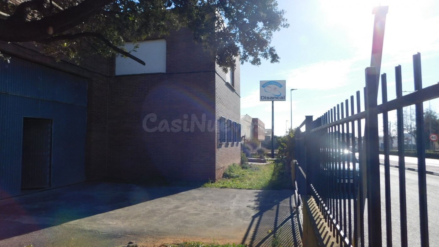 NAVE EN PRIMERA LÍNEA COMERCIAL EN VENTA - foto 4