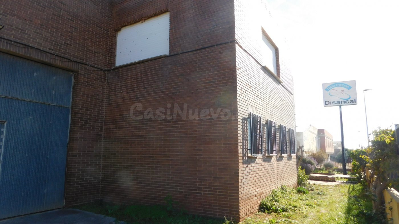 NAVE EN PRIMERA LÍNEA COMERCIAL EN VENTA - foto 5