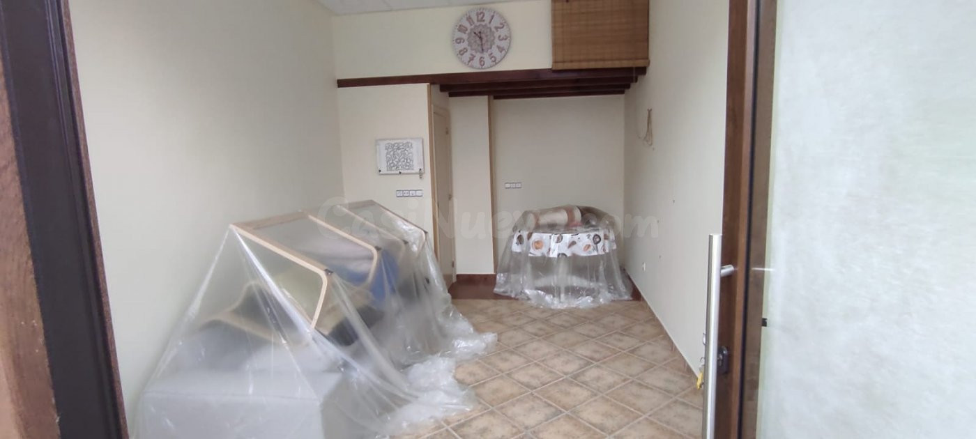Se alquila local comercial en Zalla