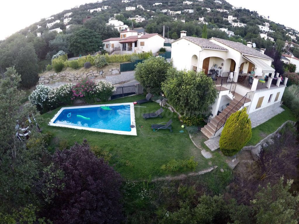 Espectacular casa con vistas a Les Gavarres piscina privada, única por la privacidad !
