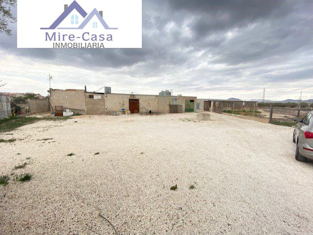SE VENDE CASA PEQUEÑA CON UNA NAVE DE 300 METROS Y OTRA DE 600 METROS
