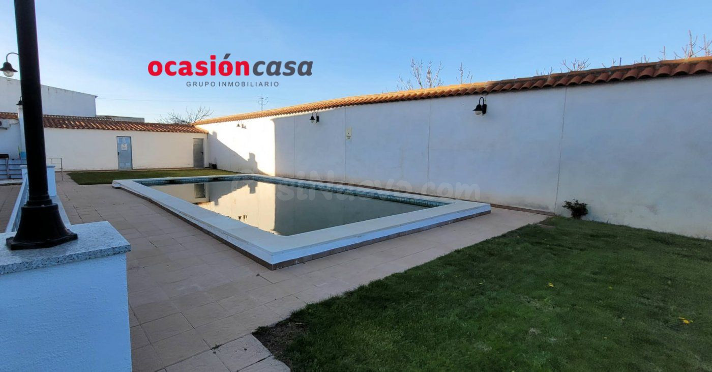 CASA CON PISCINA COMUNITARIA