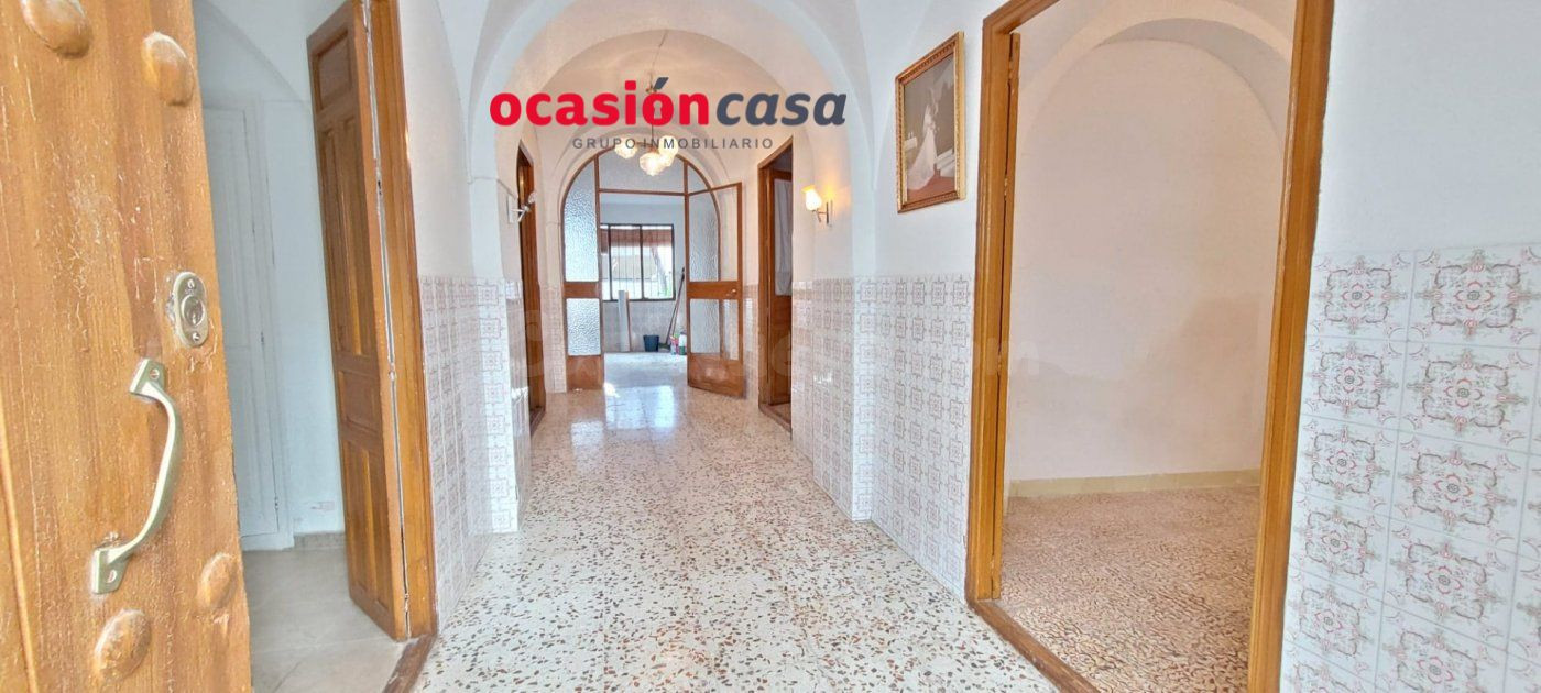 CASA DE 2 PLANTAS JUNTO AL MERCADO