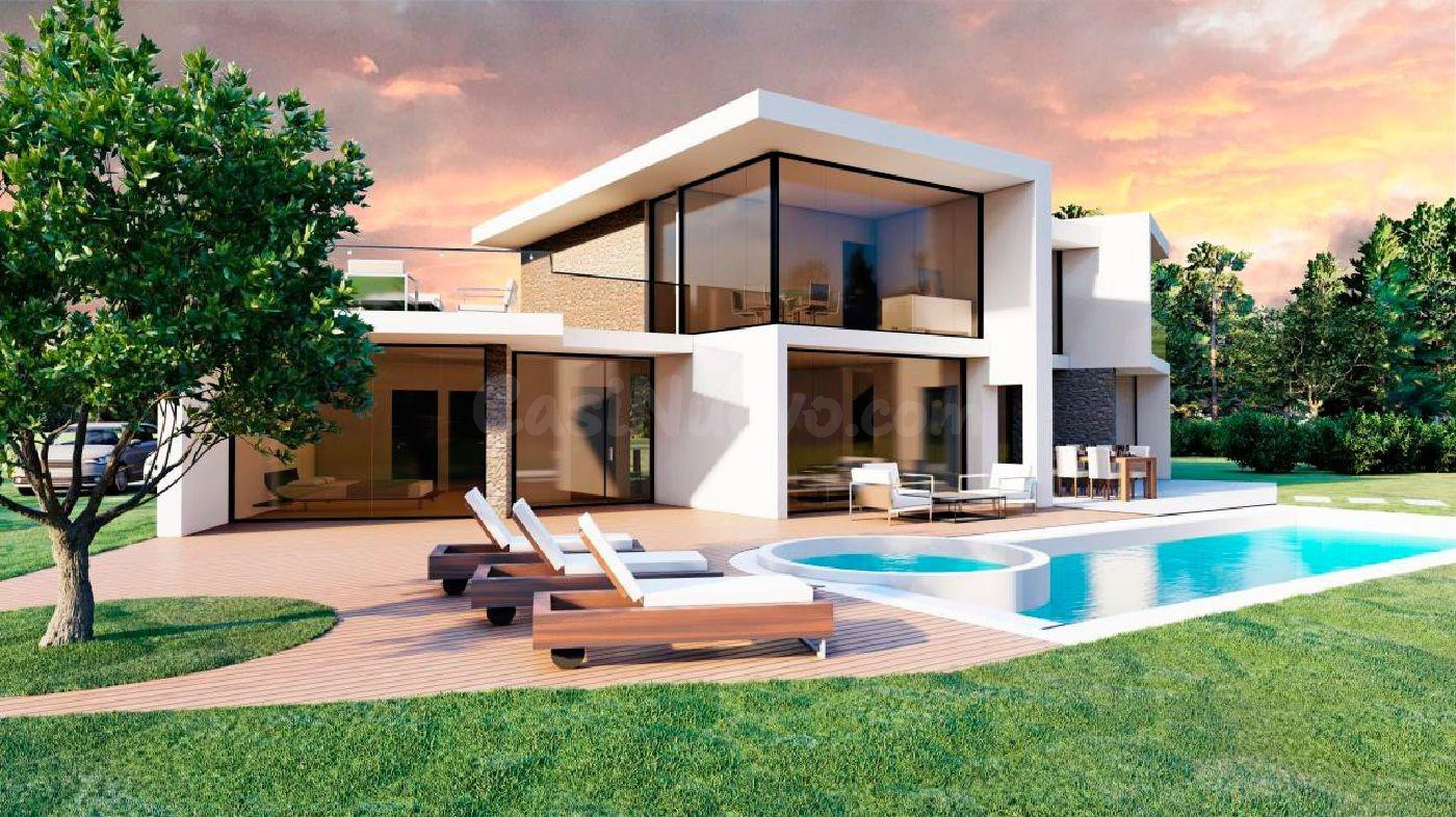Villa de obra nueva cerca del casco urbano en parcela de 10.000m2