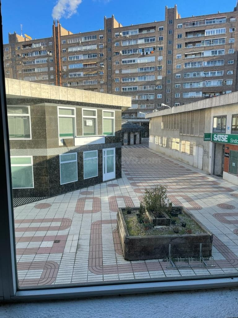 AMPLIA OFICINA MUY LUMINOSA EN ALQUILER - foto 4