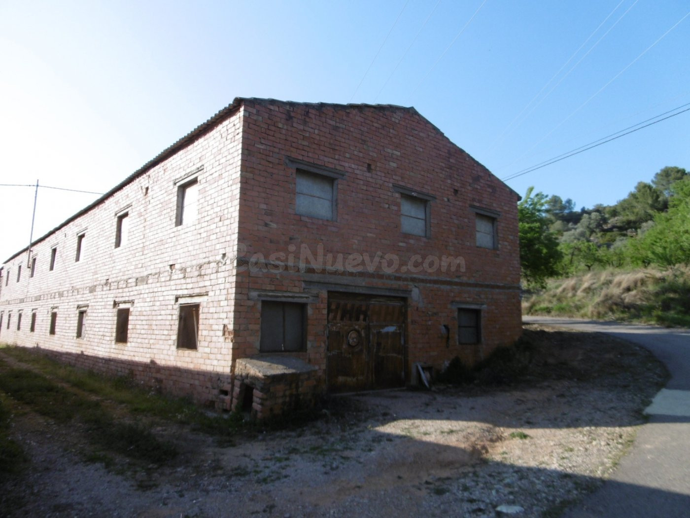 Terreno con almacenes luz y agua