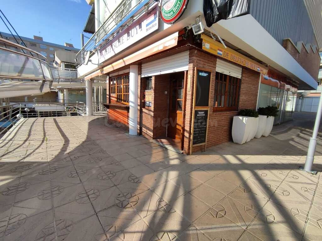 Dos locales, 1 con licencia de bar y otro de almacen