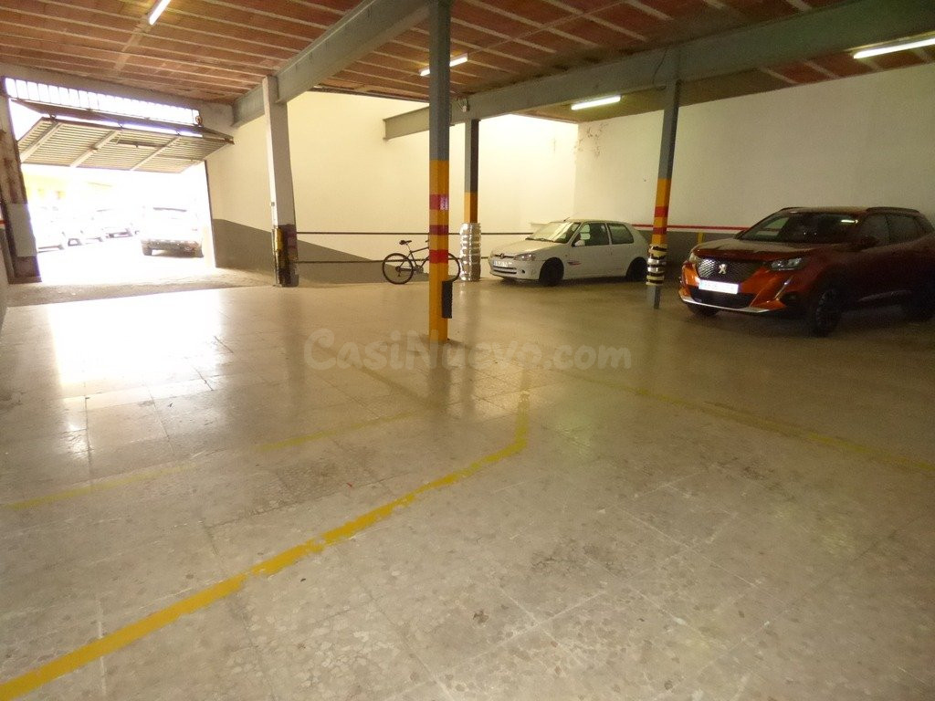 Garaje con proyecto para construir 2 pisos o casa arriba