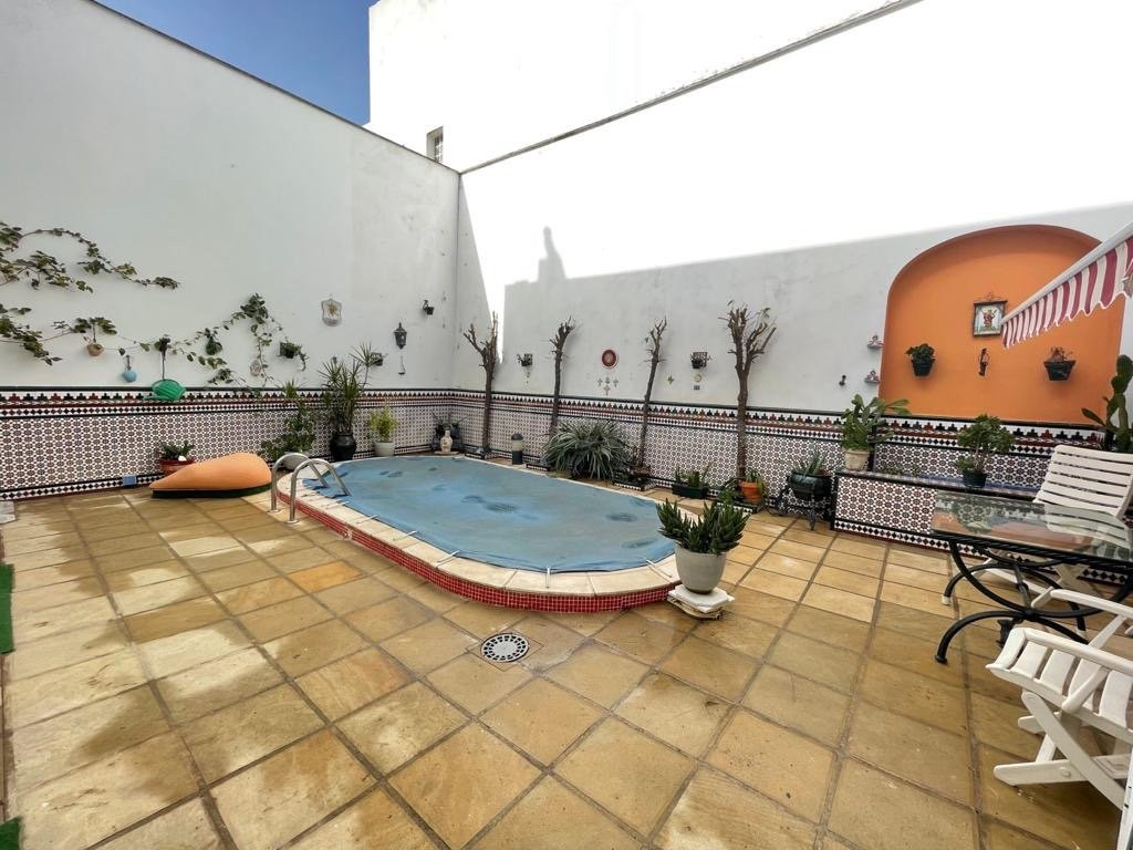 ESPECTACULAR CASA CON PISCINA EN EL CORAZON DE LA CIUDAD